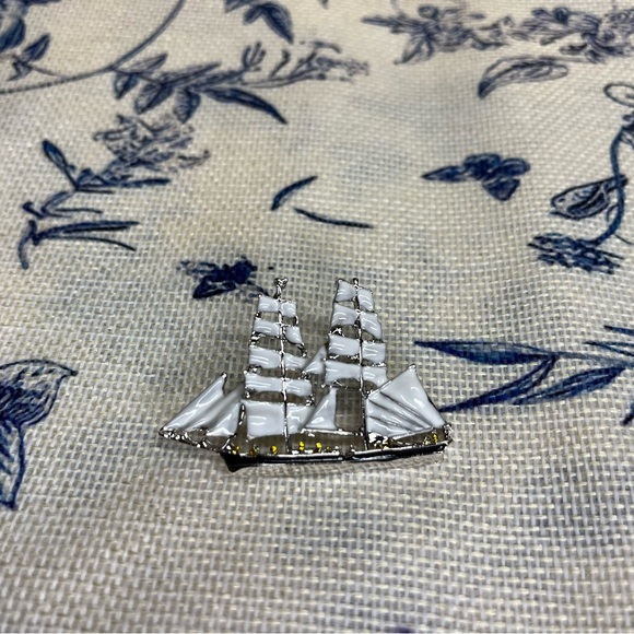 Vintage-Inspired Silver-Tone Nautical Clipper Ship Brooch - Picture 6 of 7